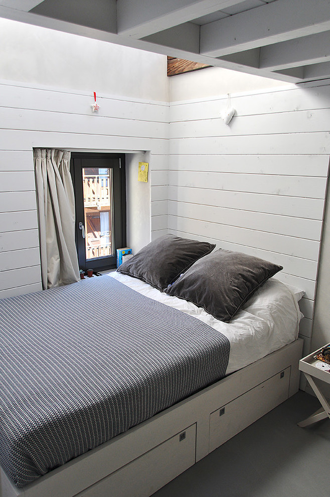 Exemple d'une petite chambre montagne avec un mur gris, sol en béton ciré et un sol gris.
