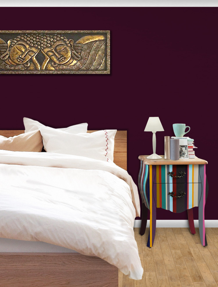 Imagen de dormitorio principal asiático pequeño sin chimenea con paredes púrpuras, suelo laminado y suelo marrón