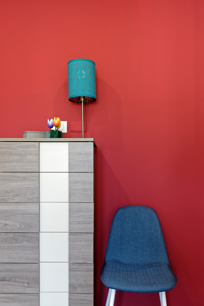 ミラノにある小さなコンテンポラリースタイルのおしゃれな主寝室 (赤い壁、ラミネートの床、暖炉なし、茶色い床)