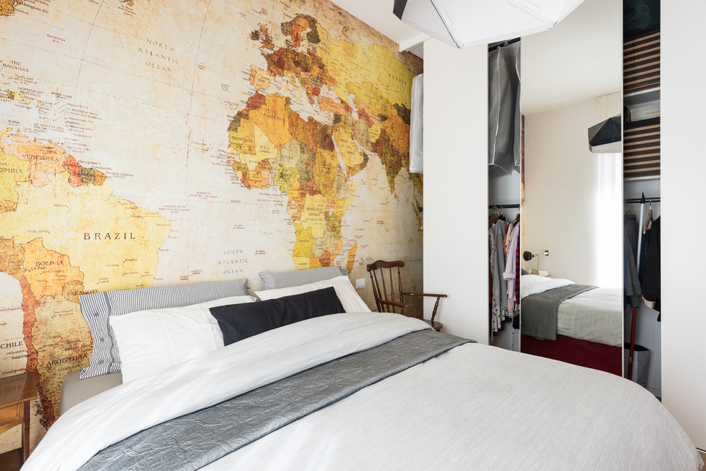 Modernes Hauptschlafzimmer ohne Kamin mit weißer Wandfarbe, hellem Holzboden und braunem Boden in Rom