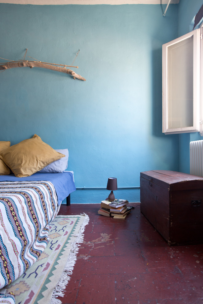 Esempio di una camera matrimoniale mediterranea con pareti blu, pavimento in terracotta e pavimento rosso