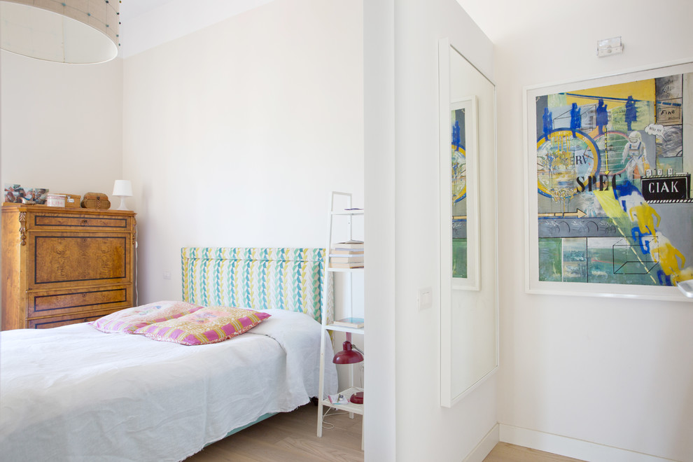 Источник вдохновения для домашнего уюта: спальня в стиле фьюжн с белыми стенами и паркетным полом среднего тона