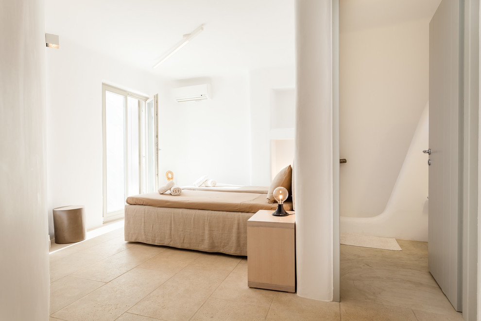 Стильный дизайн: спальня в морском стиле с белыми стенами без камина - последний тренд