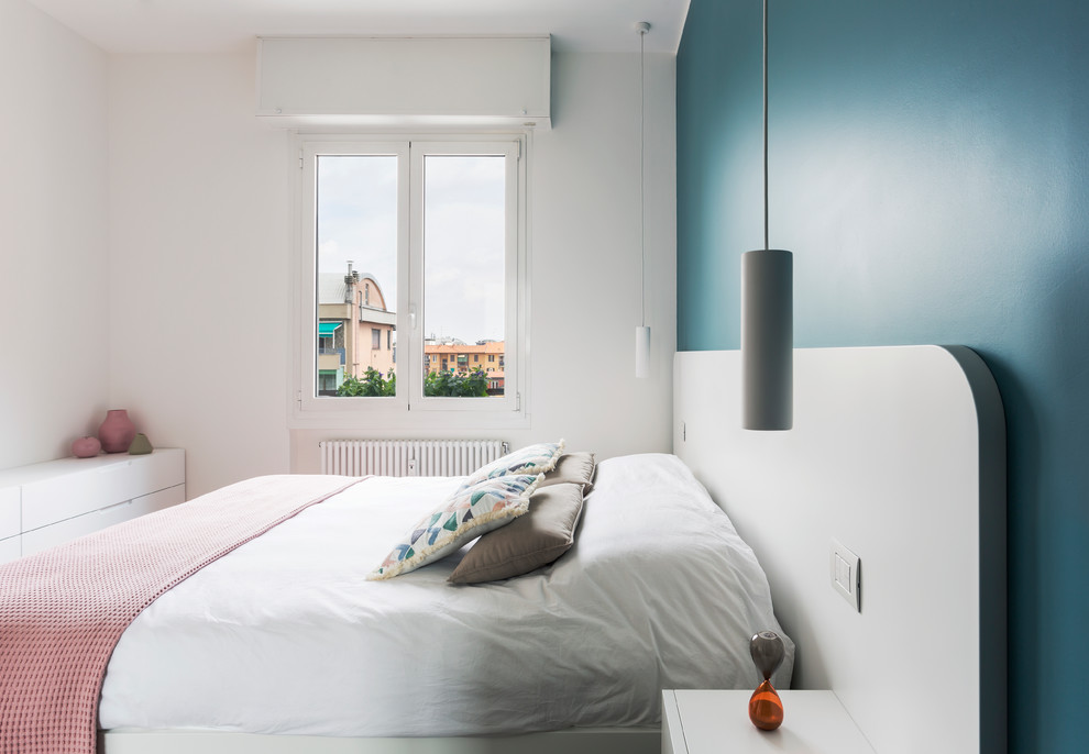 Idées déco pour une petite chambre parentale grise et rose contemporaine avec un mur bleu.