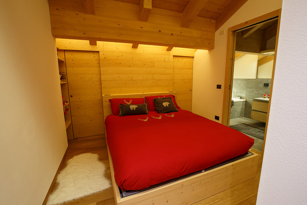 Источник вдохновения для домашнего уюта: маленькая хозяйская спальня в стиле рустика с белыми стенами, паркетным полом среднего тона и коричневым полом для на участке и в саду