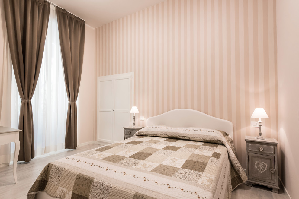 Ispirazione per una piccola camera degli ospiti shabby-chic style con pareti beige, pavimento in gres porcellanato e pavimento bianco