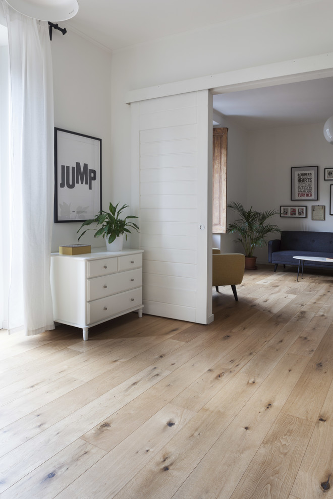 Пример оригинального дизайна: гостевая спальня среднего размера, (комната для гостей) в скандинавском стиле с белыми стенами, светлым паркетным полом и коричневым полом