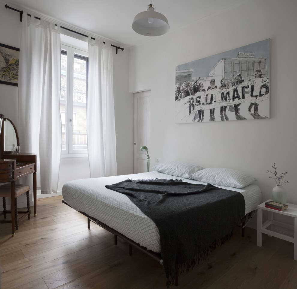 Свежая идея для дизайна: хозяйская спальня среднего размера в скандинавском стиле с белыми стенами, светлым паркетным полом и коричневым полом - отличное фото интерьера