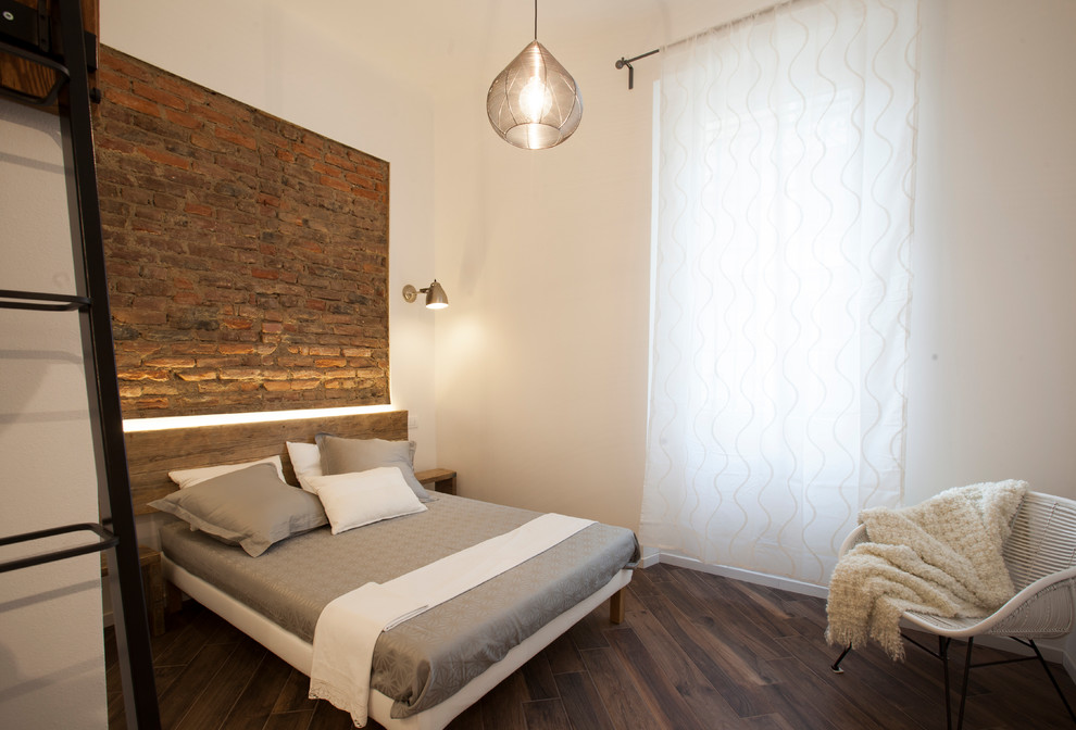 ミラノにある中くらいなインダストリアルスタイルのおしゃれな主寝室 (白い壁、磁器タイルの床、茶色い床)