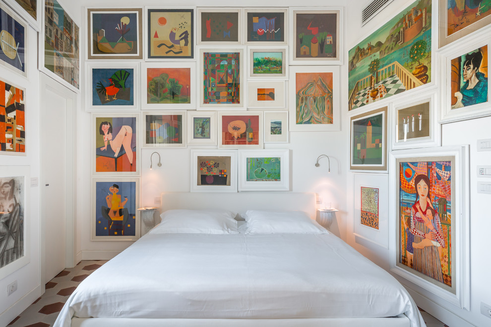 На фото: маленькая хозяйская спальня в средиземноморском стиле с белыми стенами и коричневым полом без камина для на участке и в саду с