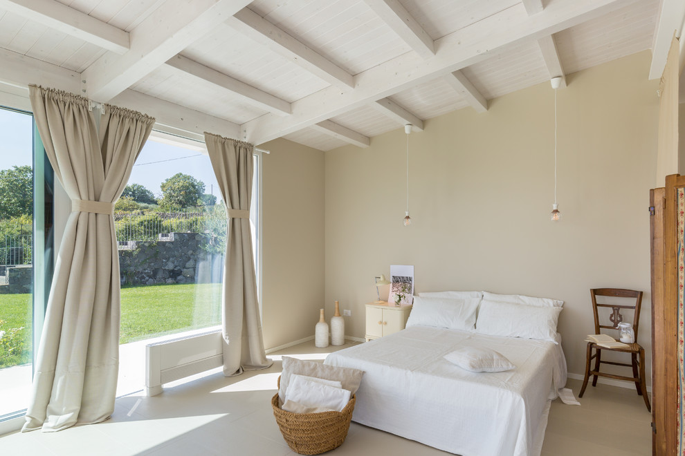 Photo of a farmhouse master bedroom in Catania-Palermo with beige walls.