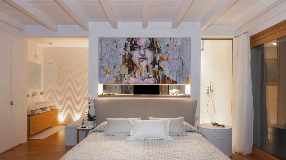 Foto de dormitorio principal actual con paredes blancas y suelo de madera en tonos medios