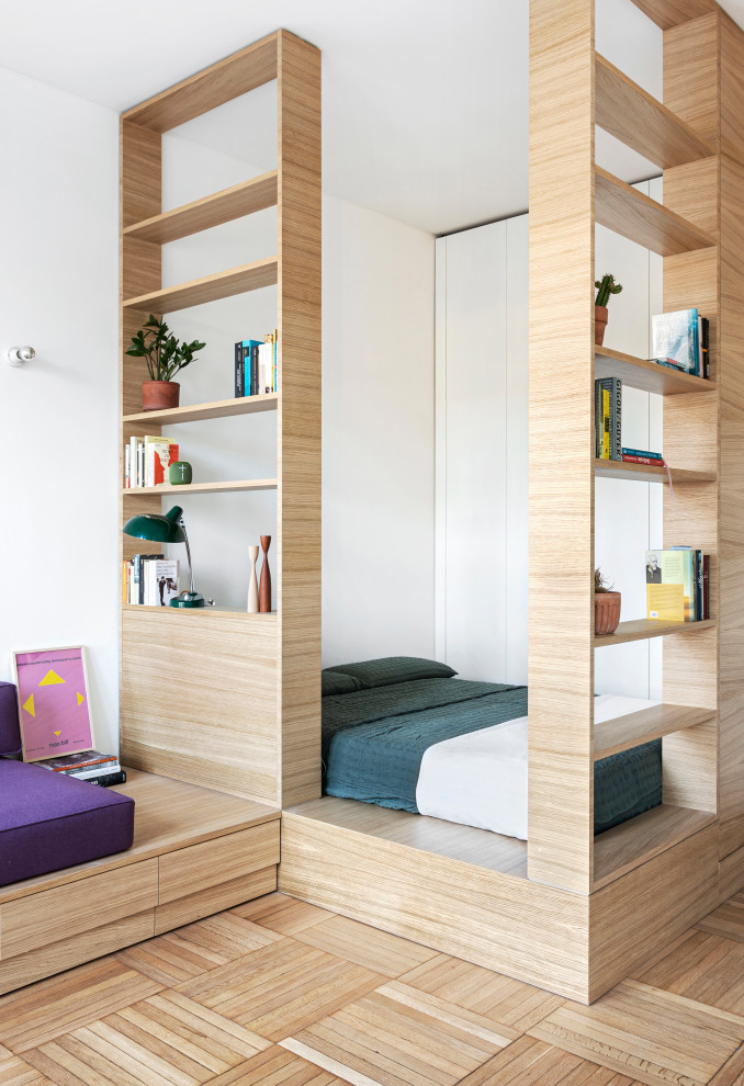 Источник вдохновения для домашнего уюта: спальня в современном стиле с белыми стенами, светлым паркетным полом и бежевым полом