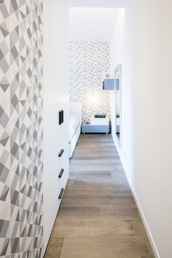 Foto di una piccola camera matrimoniale minimal con pareti grigie, pavimento in gres porcellanato e pavimento marrone