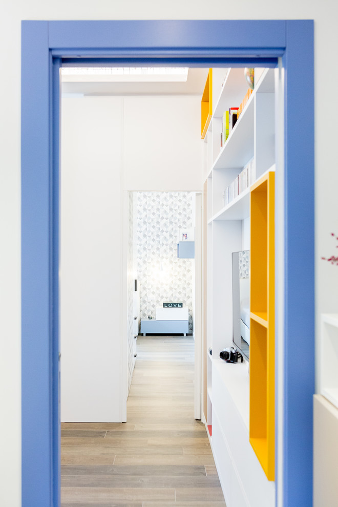 ミラノにある小さなコンテンポラリースタイルのおしゃれな主寝室 (グレーの壁、磁器タイルの床、茶色い床) のレイアウト