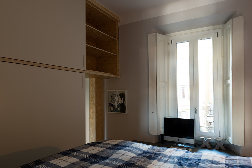 Foto di una piccola camera da letto stile loft minimal con pareti bianche e pavimento in legno verniciato