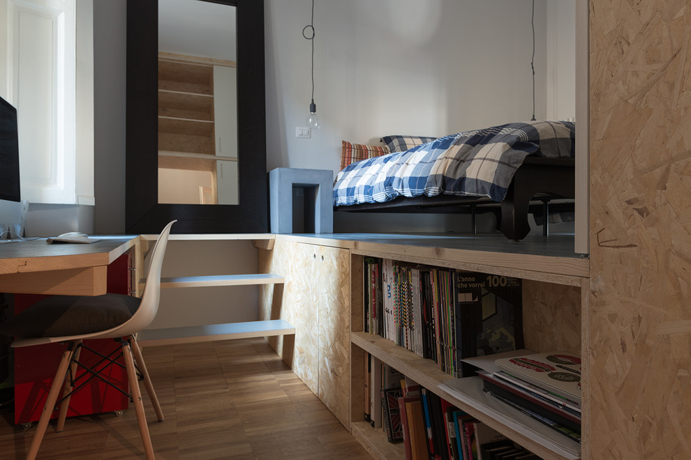 Стильный дизайн: маленькая спальня на антресоли в современном стиле с серыми стенами и деревянным полом для на участке и в саду - последний тренд