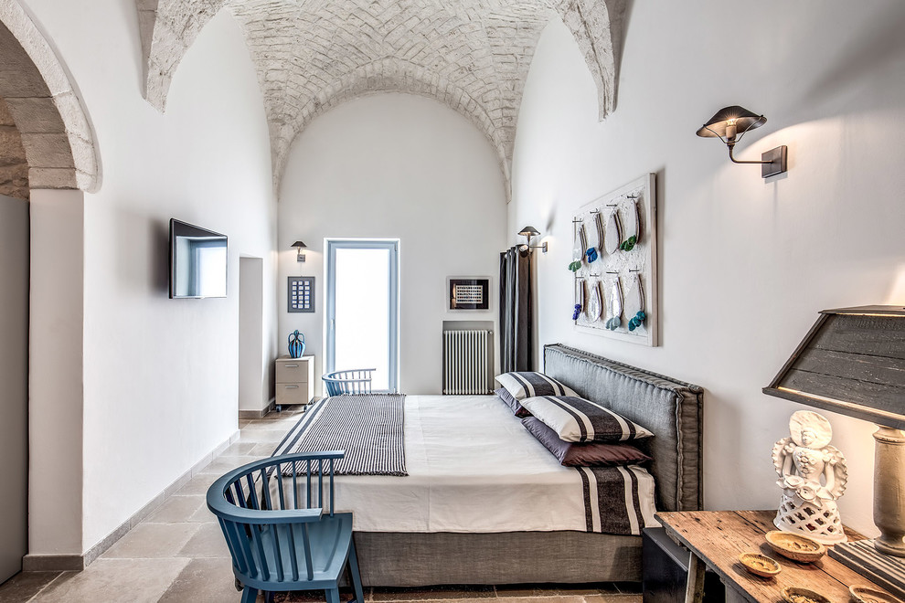 Cette photo montre une chambre méditerranéenne avec un mur blanc et un sol gris.