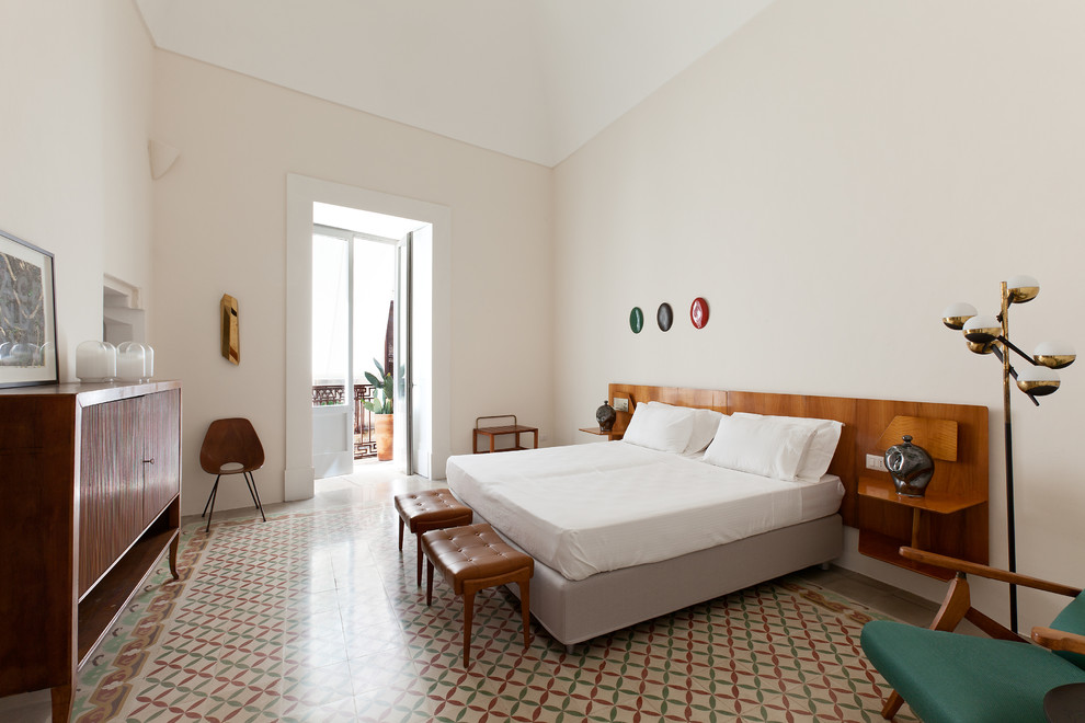 Свежая идея для дизайна: хозяйская спальня в средиземноморском стиле с бежевыми стенами без камина - отличное фото интерьера