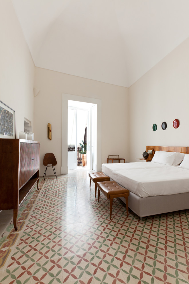 Источник вдохновения для домашнего уюта: хозяйская спальня среднего размера в стиле ретро с бежевыми стенами