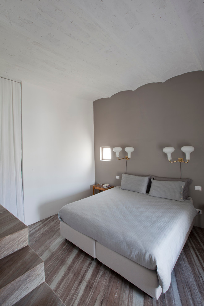 Ispirazione per una camera matrimoniale minimalista di medie dimensioni con pareti multicolore e pavimento in marmo