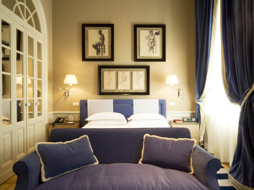 На фото: большая хозяйская спальня в классическом стиле с бежевыми стенами с
