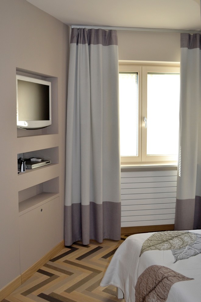 Foto de dormitorio principal contemporáneo de tamaño medio con paredes beige y suelo multicolor