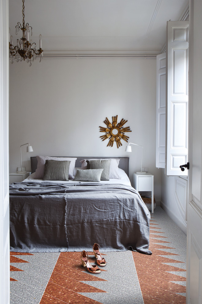 Imagen de dormitorio principal retro grande con paredes blancas y suelo de mármol