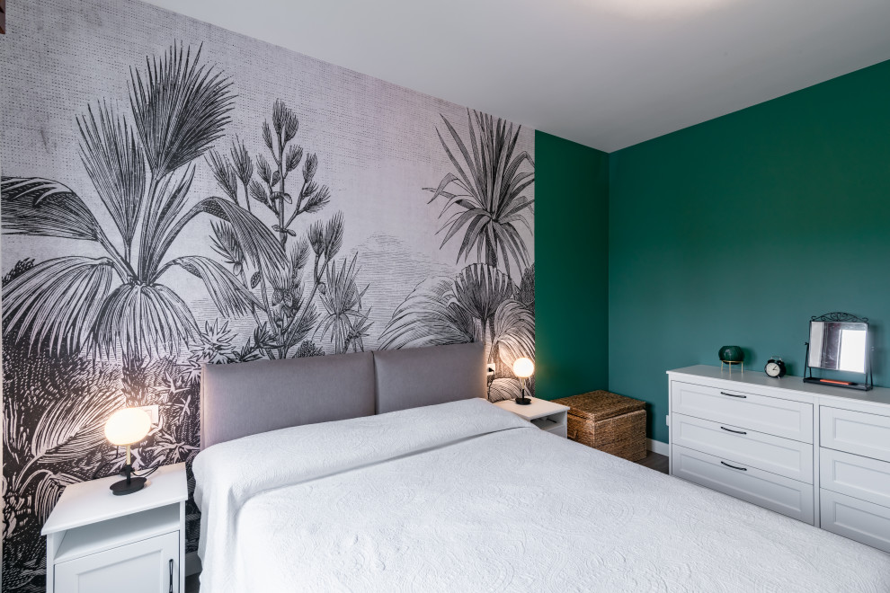 Imagen de dormitorio principal actual de tamaño medio con paredes verdes, suelo de baldosas de porcelana, suelo marrón y papel pintado