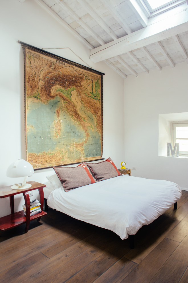 Imagen de dormitorio principal contemporáneo grande con paredes blancas y suelo de madera oscura