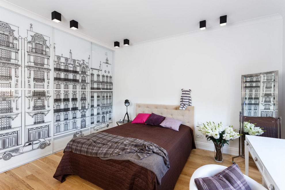 На фото: хозяйская спальня в современном стиле с белыми стенами, светлым паркетным полом и коричневым полом с