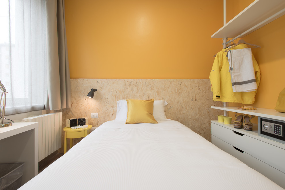 Ejemplo de dormitorio contemporáneo de tamaño medio con paredes amarillas