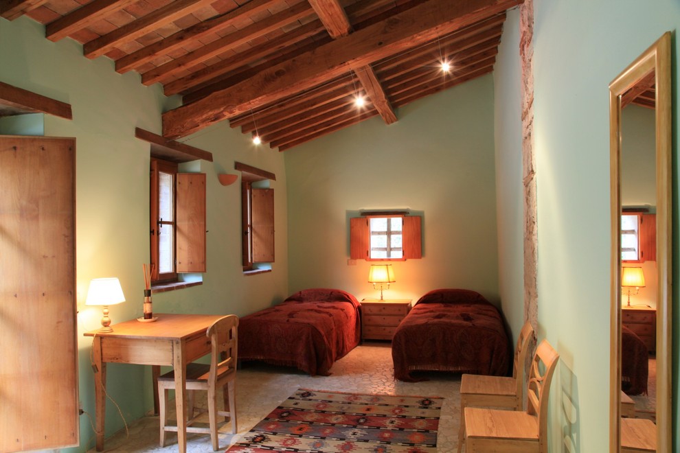 Imagen de habitación de invitados campestre sin chimenea con paredes verdes