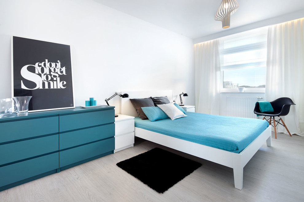 Idee per una camera da letto minimalista con parquet chiaro e pavimento grigio