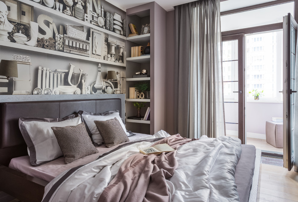 На фото: хозяйская спальня среднего размера в современном стиле с розовыми стенами, светлым паркетным полом и бежевым полом