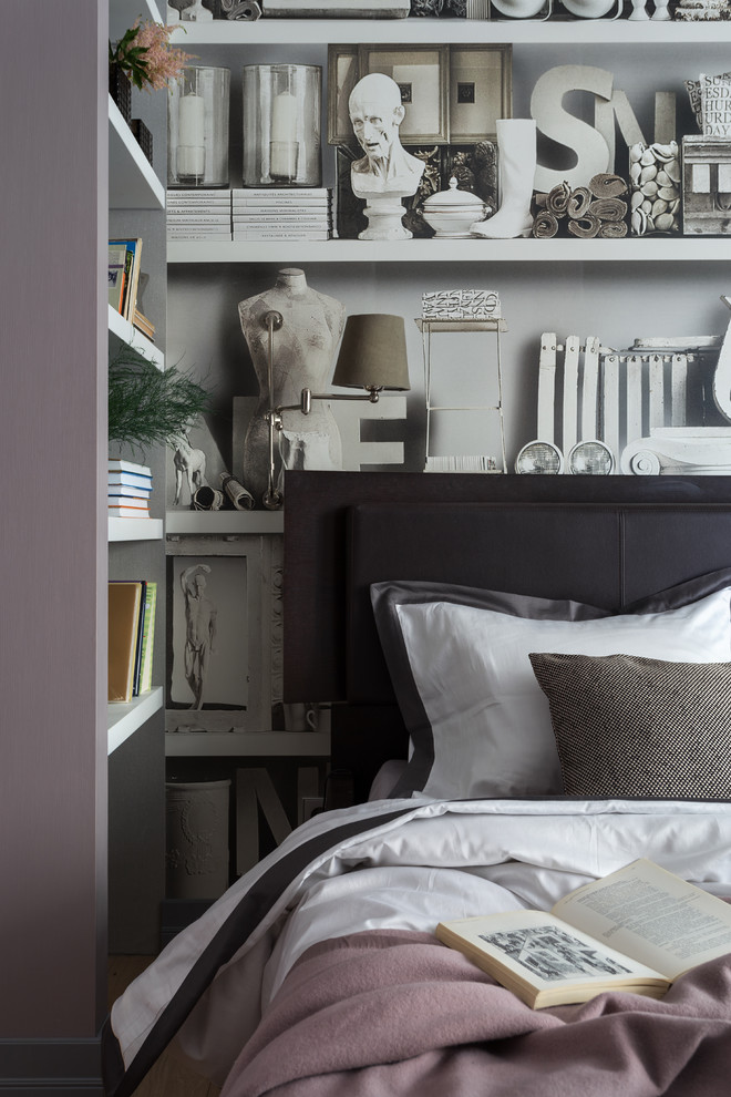 Ejemplo de dormitorio principal contemporáneo de tamaño medio con paredes rosas, suelo de madera clara, estufa de leña, marco de chimenea de madera y suelo beige