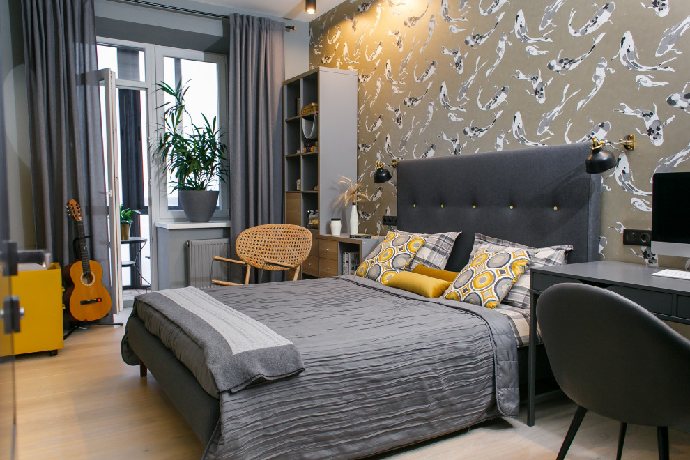Ejemplo de dormitorio contemporáneo con paredes grises, suelo de madera clara, suelo beige y papel pintado