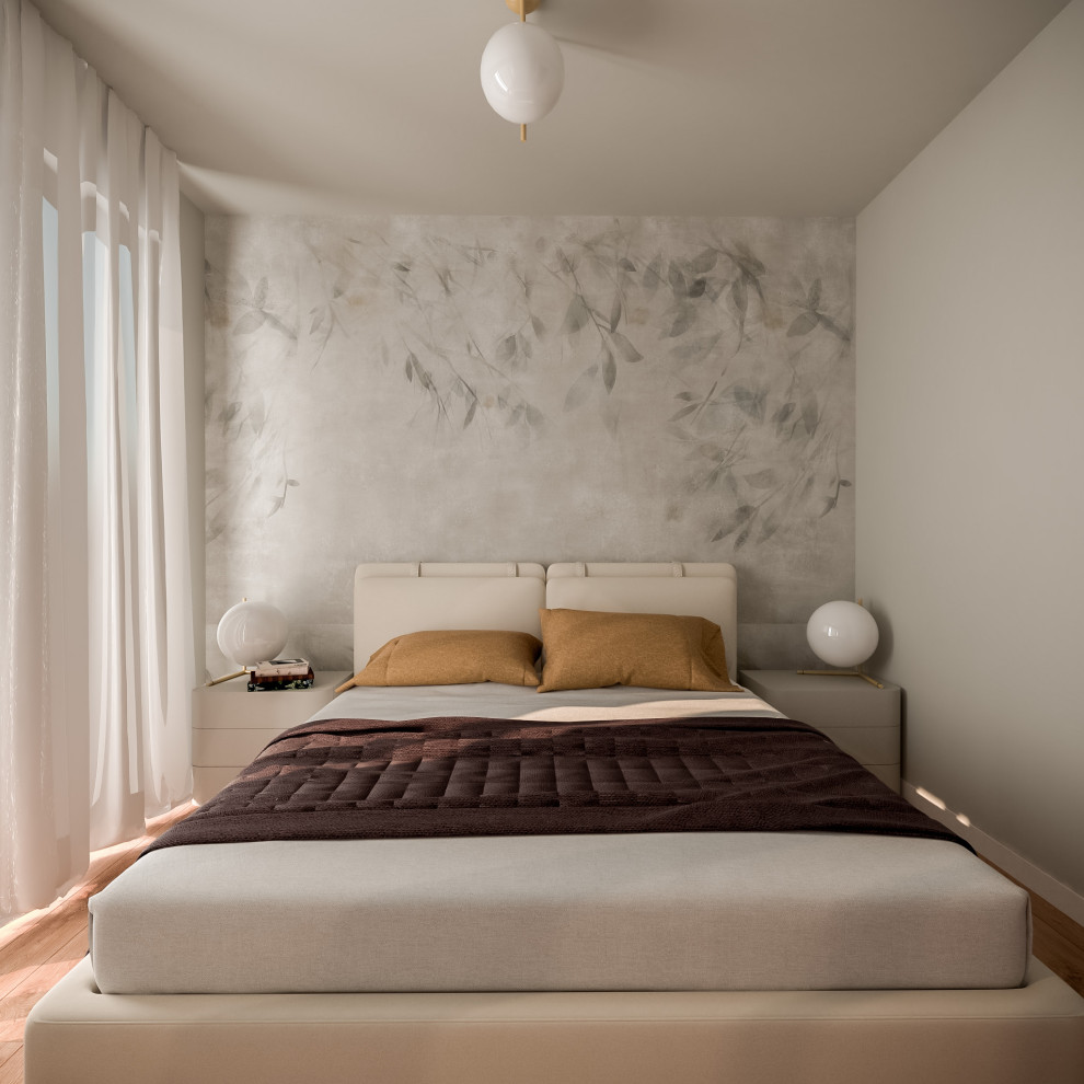 Mittelgroßes Modernes Hauptschlafzimmer mit beiger Wandfarbe und hellem Holzboden in Mailand