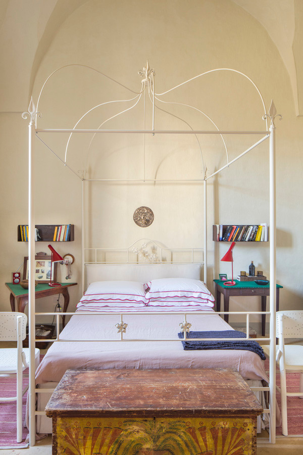 Ejemplo de dormitorio principal mediterráneo extra grande con paredes beige y suelo beige