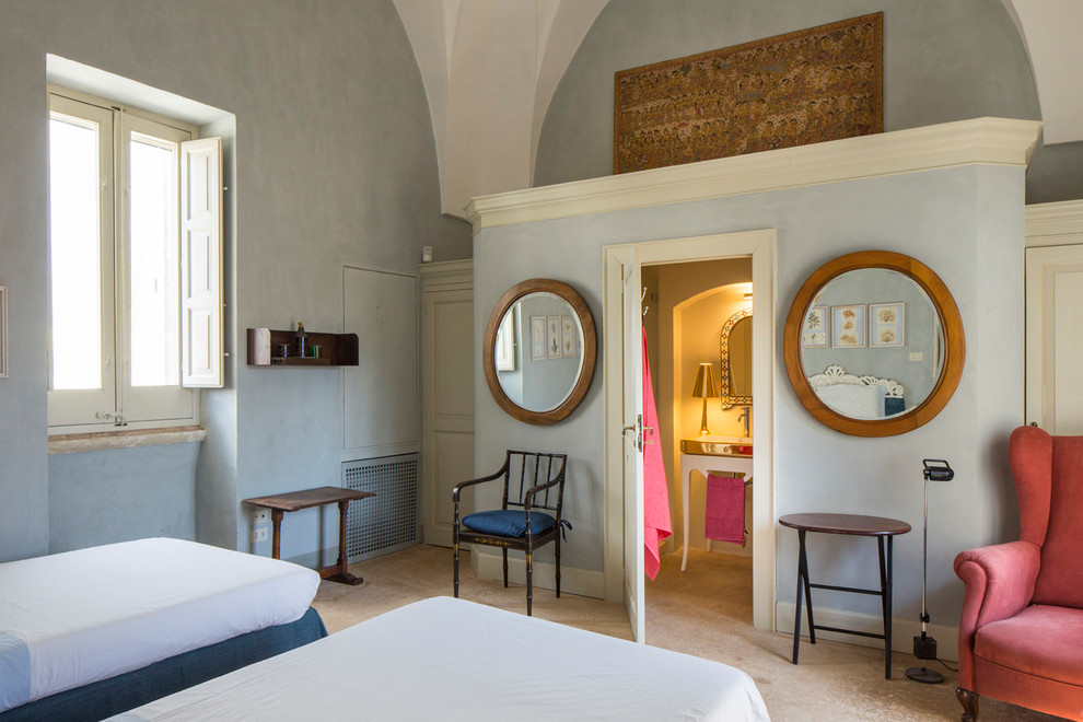 Foto di un'ampia camera matrimoniale mediterranea con pavimento beige e pareti beige