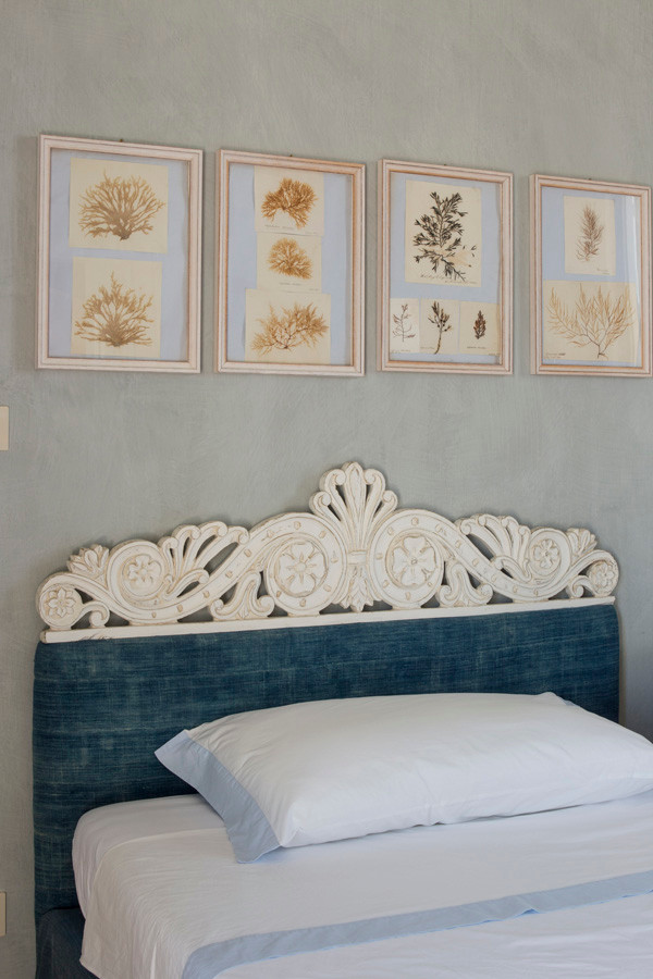Esempio di un'ampia camera matrimoniale mediterranea con pavimento beige e pareti beige