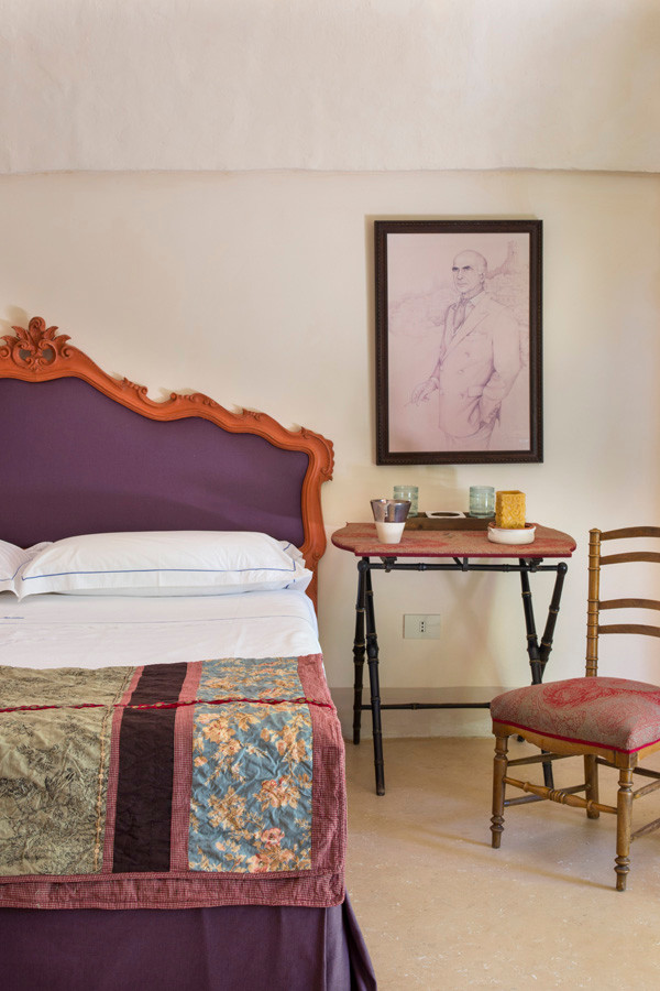 Imagen de habitación de invitados mediterránea extra grande con paredes rosas y suelo beige
