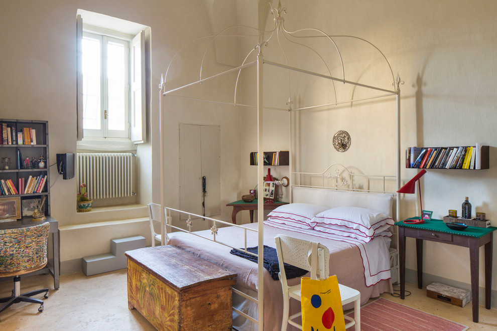 Modelo de dormitorio principal mediterráneo extra grande con paredes beige y suelo beige