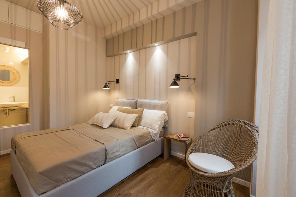 Foto di una camera matrimoniale design con pareti beige, parquet scuro e pavimento marrone