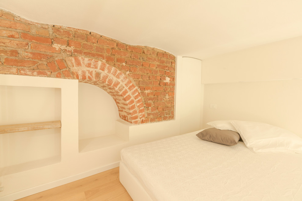 Immagine di una piccola camera da letto stile loft shabby-chic style con pareti bianche, parquet chiaro e pavimento beige