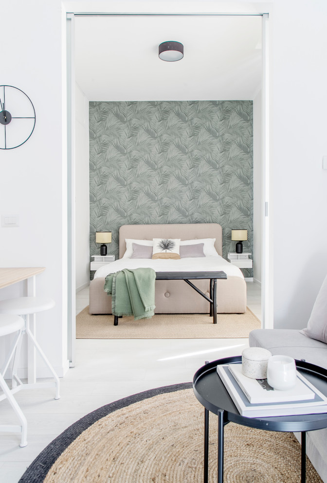 Exemple d'une petite chambre parentale exotique avec un mur vert, sol en stratifié et un sol blanc.