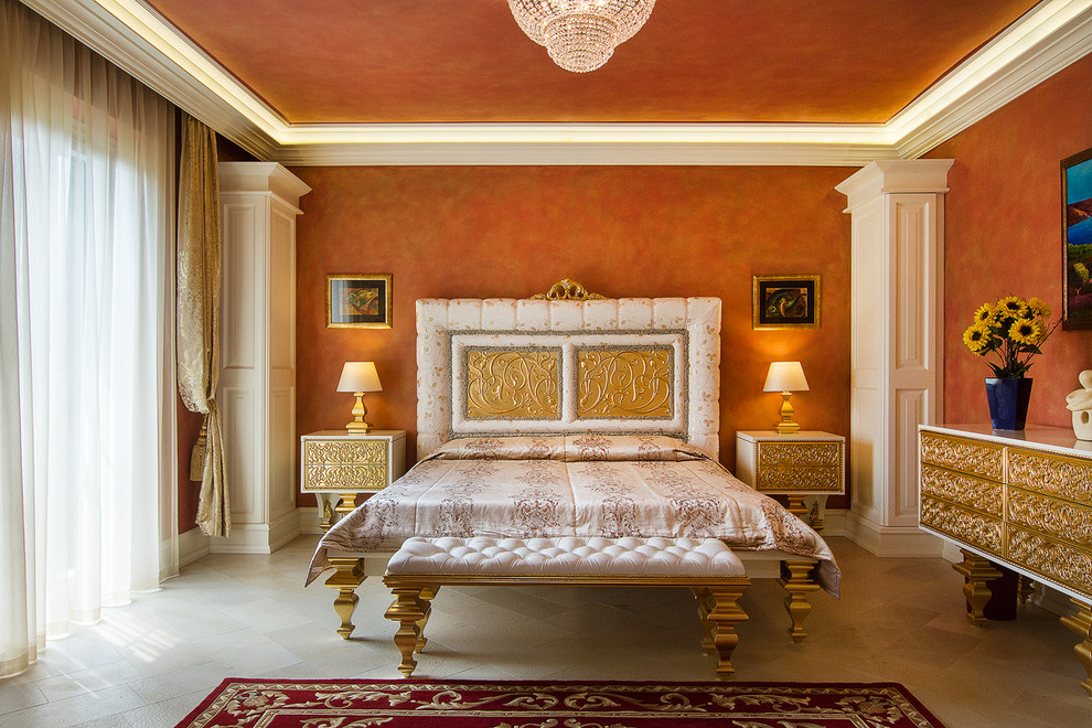 Идея дизайна: большая хозяйская спальня в классическом стиле с оранжевыми стенами