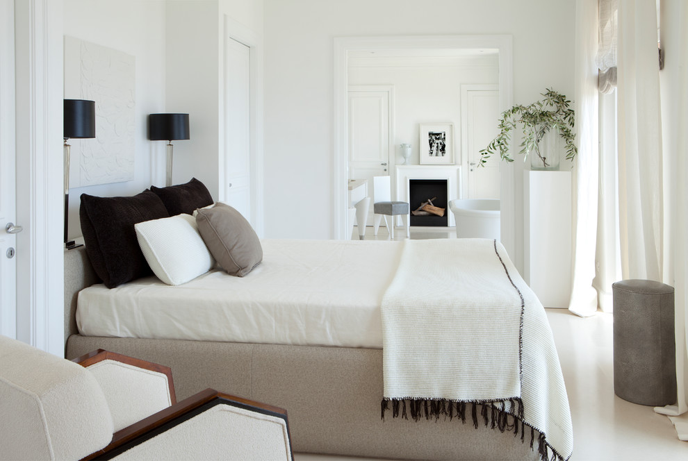 Пример оригинального дизайна: хозяйская спальня в современном стиле с белыми стенами и полом из керамогранита