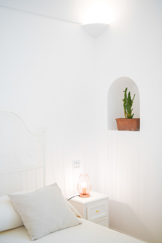 Mittelgroßes Mediterranes Hauptschlafzimmer mit weißer Wandfarbe, Keramikboden, beigem Boden und gewölbter Decke in Sonstige
