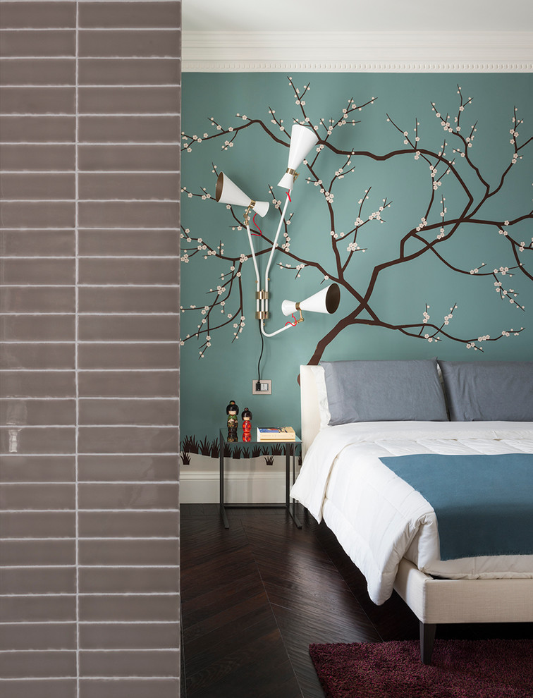 ミラノにある広いコンテンポラリースタイルのおしゃれな客用寝室 (緑の壁、濃色無垢フローリング)